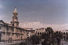 Cathdrale donnant sur la place d'armes d'Arquipa